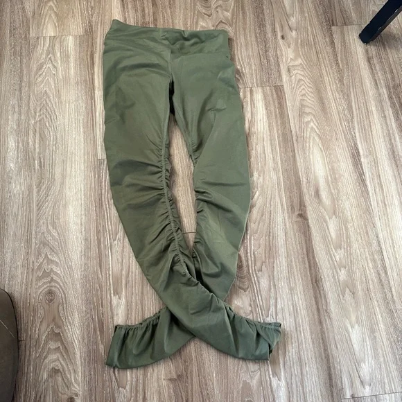 ALO YOGA IDOL LEGGING Color: Jungle Glossy: light green - Picture 3 of 13